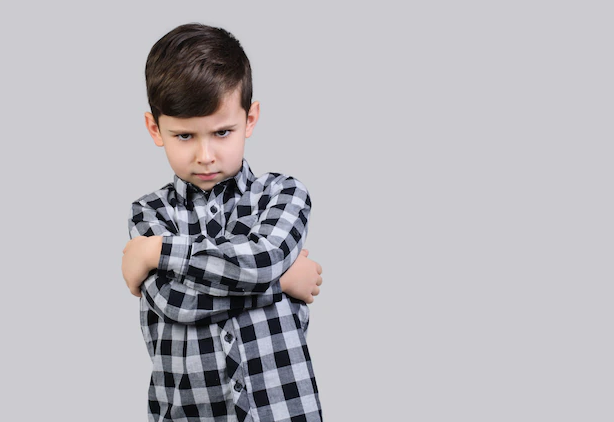 Как распознать скрытую агрессию ребенка и помочь ему справиться с гневом безопасным способом